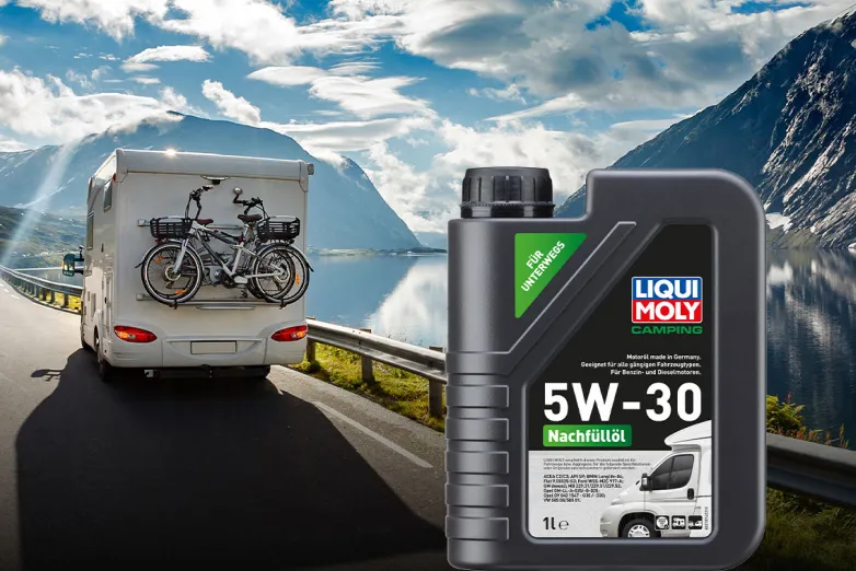 Weißes Auto auf der Landstraße